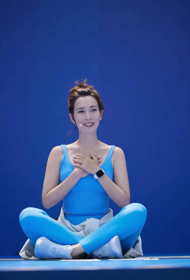 韩庚妻子卢靖姗瑜伽服孕肚微隆，马甲线吸睛-2