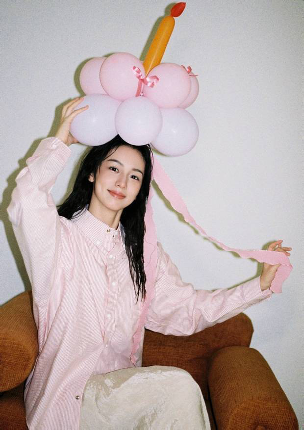 周也穿粉条纹衫，戴气球似梦少女-2