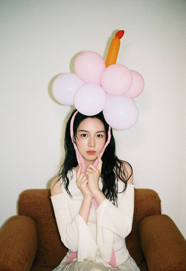 周也穿粉条纹衫，戴气球似梦少女-1
