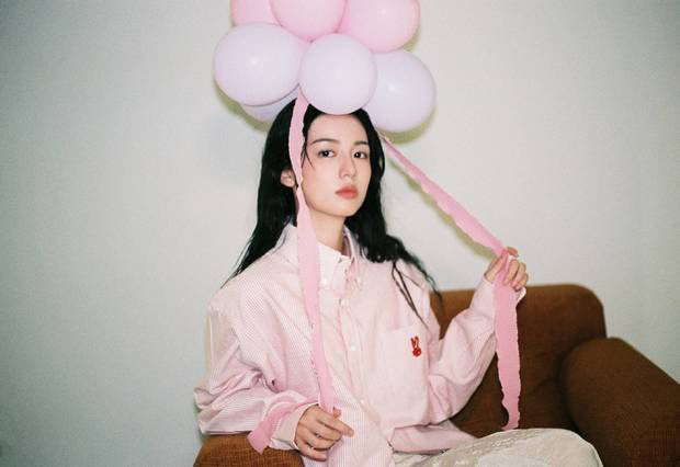 周也穿粉条纹衫，戴气球似梦少女-3