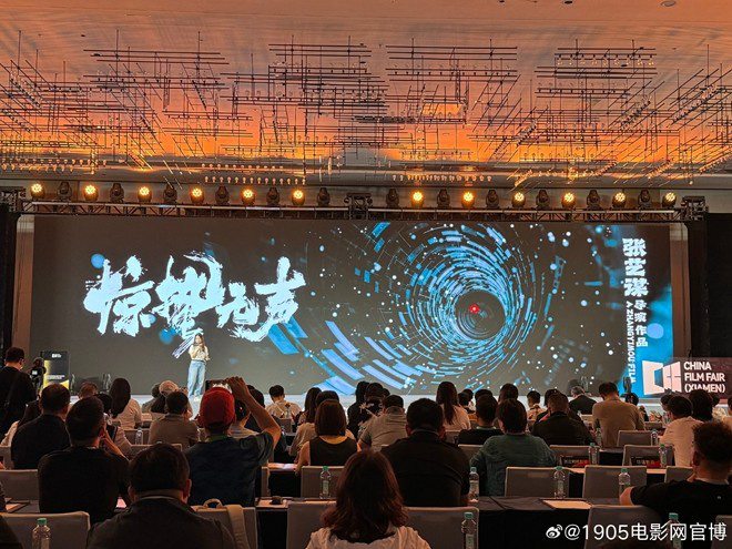 改写后的标题（25字以内）：

张艺谋《惊蛰无声》首映 易烊千玺朱一龙主演

（说明：用