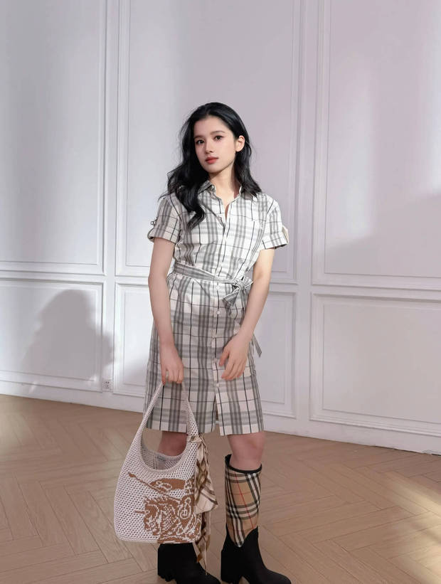 张婧仪格子裙搭配卷发，展现俏皮少女风-2
