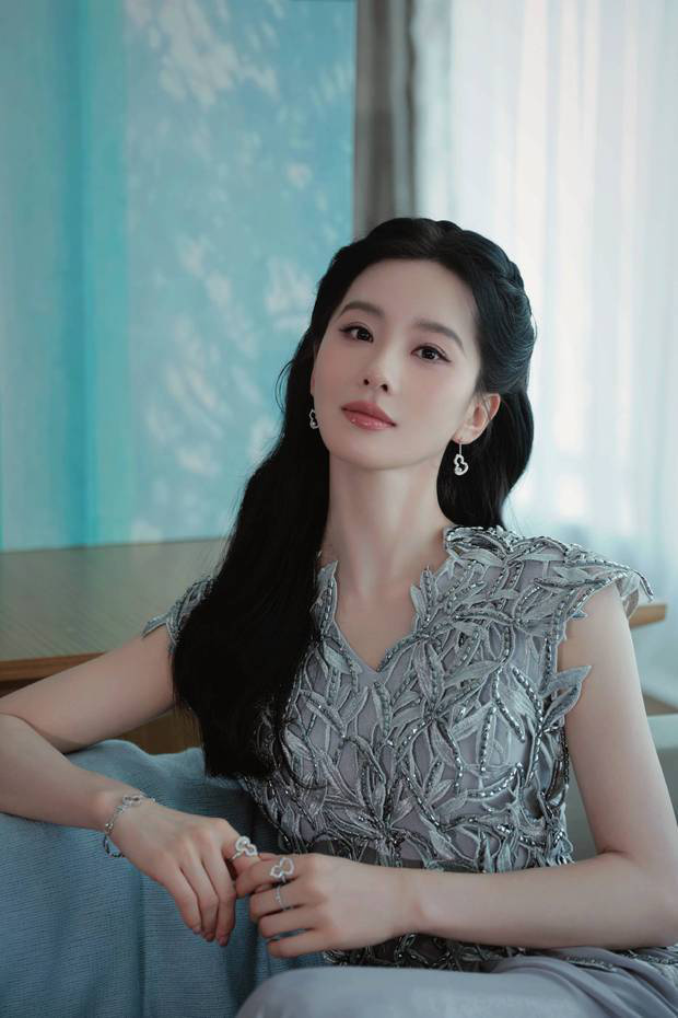 刘诗诗穿银色水光裙，编发展现中式美-2