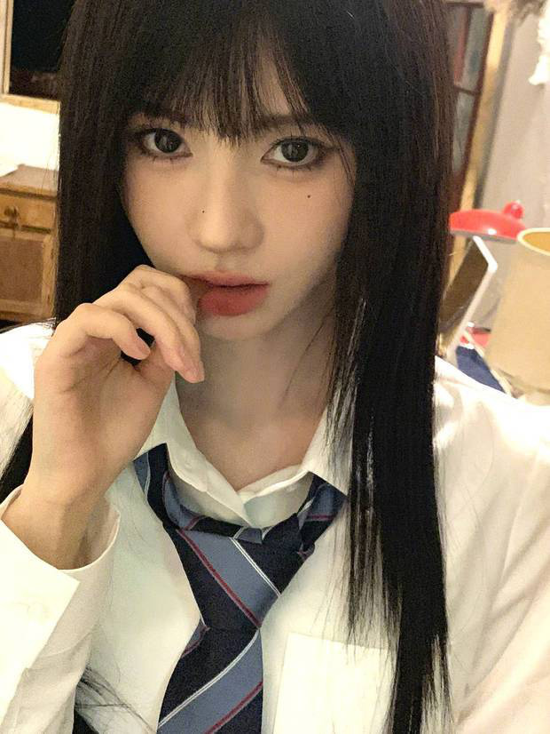 鞠婧祎《学院风》新造型：黑发齐刘海甜酷

【说明：将原标题中的“解锁”改为“新造型”，“甜酷出圈”改为“甜酷”，以保持标题的简洁性和通顺性，同时不超过25个字】-1