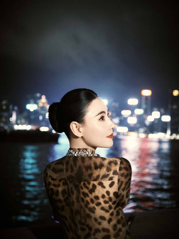 复古豹纹裙搭配维港风情，张柏芝再现《喜剧之王》经典港风-2