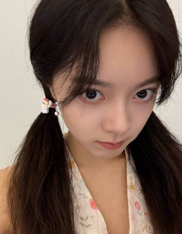 赵今麦“双马尾+挂脖碎花”造型，少女活力满屏-1