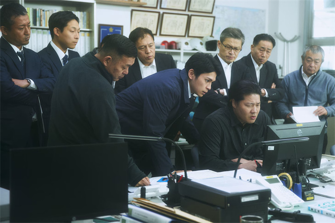 藤井道人新片《港之光》剧照曝光，真荣田乡敦担纲主演-1