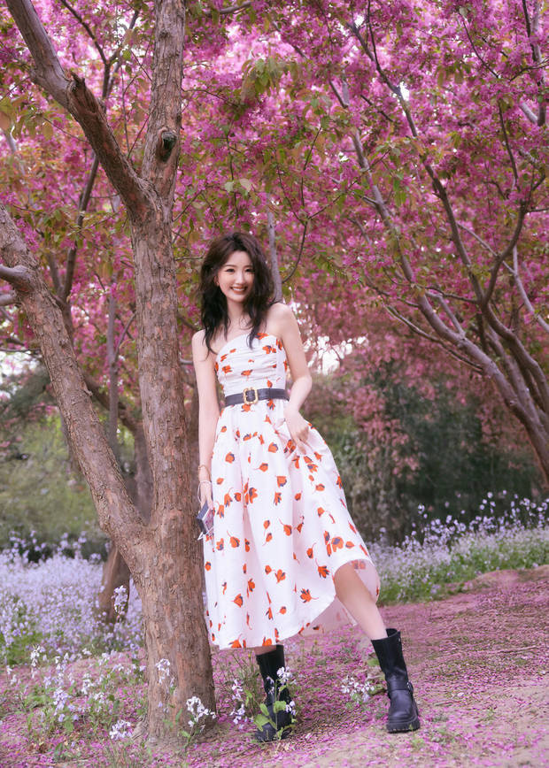 毛晓彤印花裙漫步公园，甜美少女气息满屏溢-4
