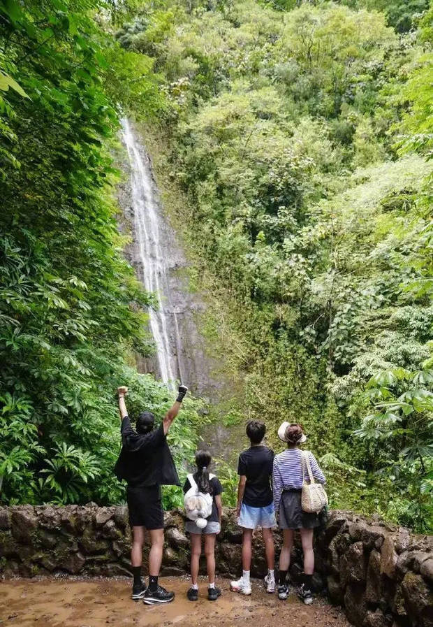 孙俪晒全家爬山照：《四口同框》 等等身高超妈妈-1