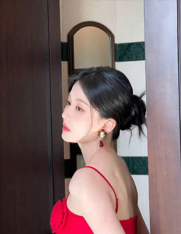 乔欣红裙深V亮相，身姿婀娜如玫瑰绽放-4