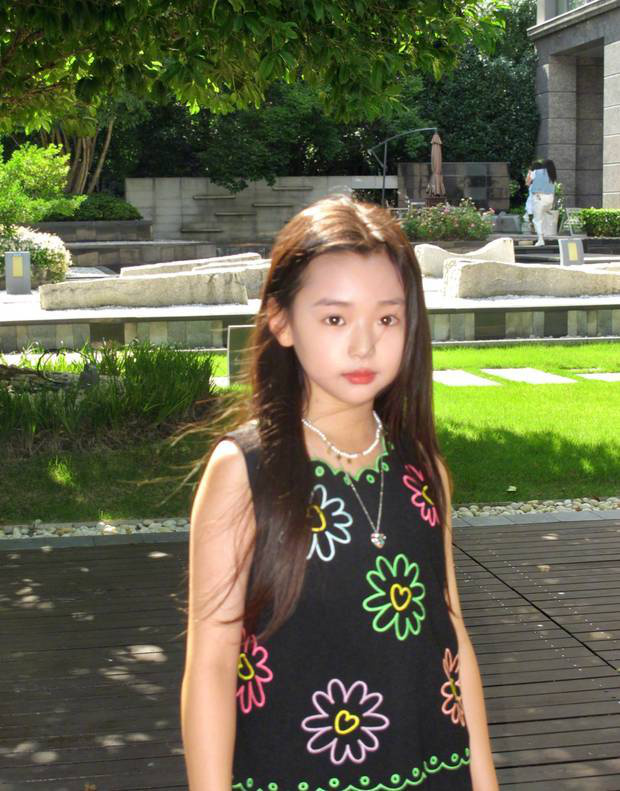 董璇携小酒窝、沐言母女温馨同框，9岁小酒窝活泼可爱-2