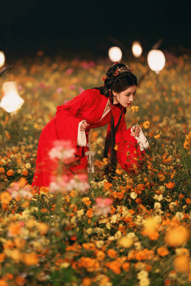 迪丽热巴红衣花海，垂眸间明艳动人-1