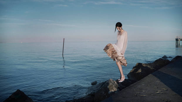 辛芷蕾白衣海边,气质温柔,回眸一笑生辉-1 辛芷蕾白衣海边,气质温柔,回眸一笑生辉-1