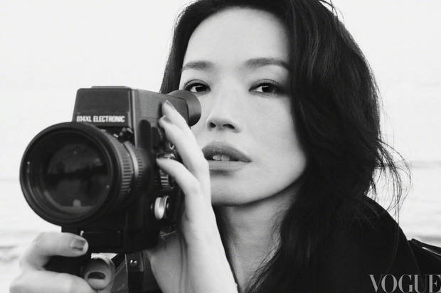 舒淇海边穿黑风衣，手持相机，眼神深邃迷人-2