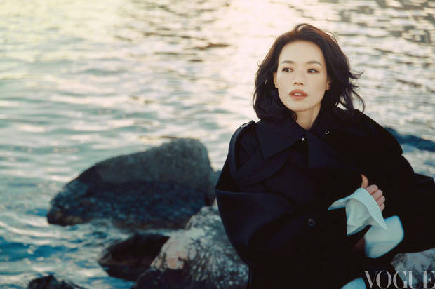 舒淇海边穿黑风衣，手持相机，眼神深邃迷人-1