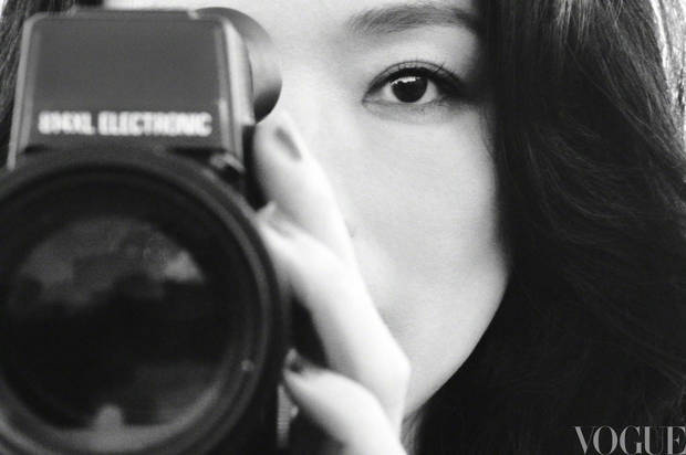 舒淇海边穿黑风衣，手持相机，眼神深邃迷人-3