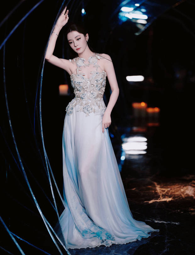 迪丽热巴演绎蓝白裙,尽显高贵与优雅-1 迪丽热巴演绎蓝白裙,尽显高贵与优雅-1