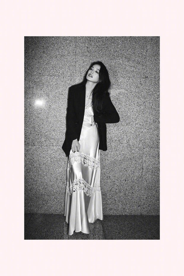 舒淇时尚演绎惊艳！《缎面长裙》配西装，单手叉腰尽显松弛美-1