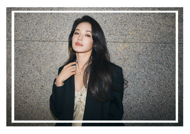 舒淇时尚演绎惊艳！《缎面长裙》配西装，单手叉腰尽显松弛美-2