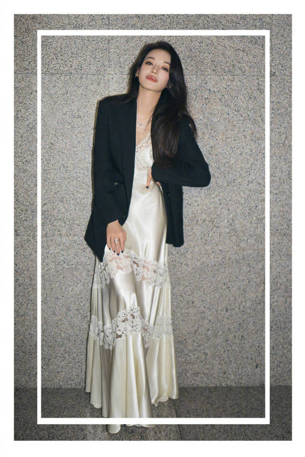 舒淇时尚演绎惊艳！《缎面长裙》配西装，单手叉腰尽显松弛美-3