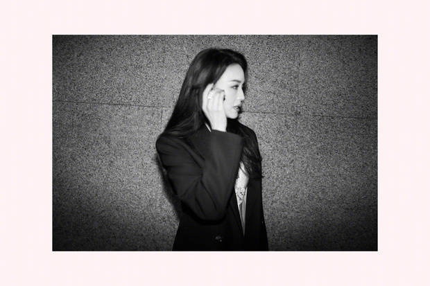 舒淇时尚演绎惊艳！《缎面长裙》配西装，单手叉腰尽显松弛美-4