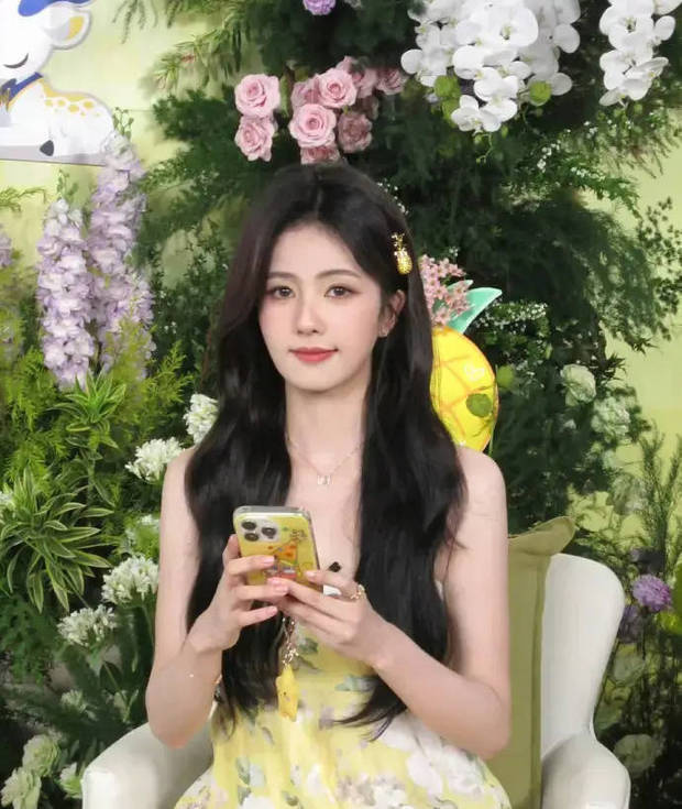 《白鹿》淡黄长裙 清新托腮 甜美俏皮-1 《白鹿》淡黄长裙 清新托腮 甜美俏皮-1