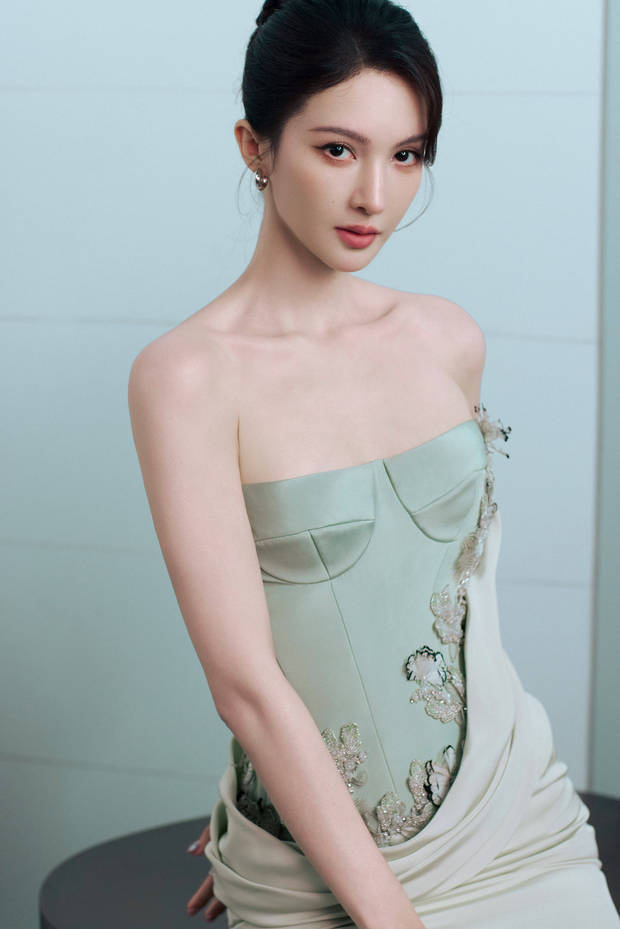 金晨浅绿抹胸显优雅，盘发温婉，气质身材出众-3