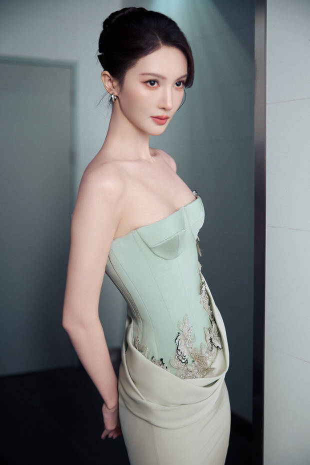 金晨浅绿抹胸显优雅，盘发温婉，气质身材出众-1