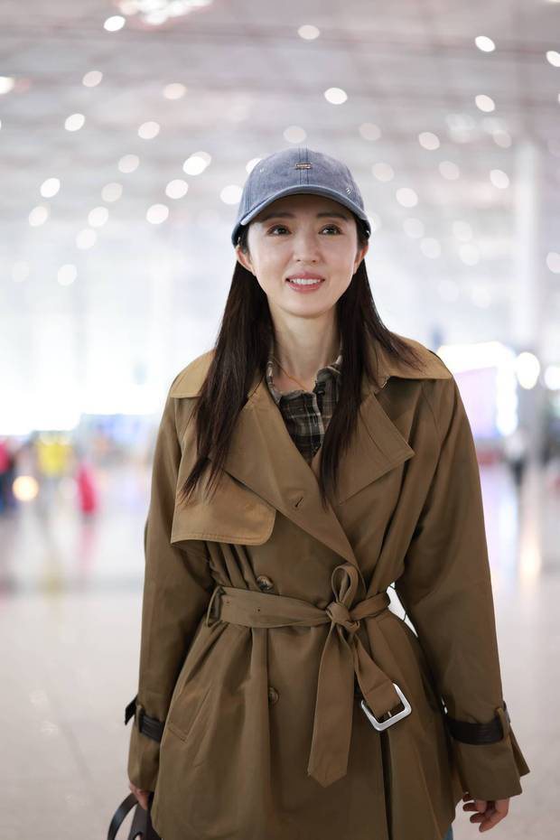 董璇单飞首都机场,卡其风衣显霸气-1 董璇单飞首都机场,卡其风衣显霸气-1