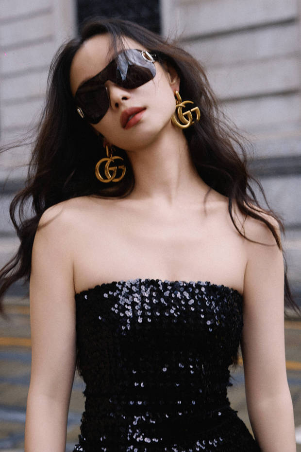 倪妮米兰亮相：《亮片羽毛裙》冷艳迷人-4