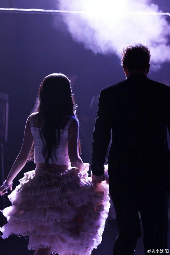 肖战、容祖儿、成龙、王力宏围观“吃瓜”:小沈阳父女互动遭抬下台-1 肖战、容祖儿、成龙、王力宏围观“吃瓜”:小沈阳父女互动遭抬下台-1