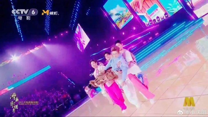 肖战、容祖儿、成龙、王力宏围观“吃瓜”:小沈阳父女互动遭抬下台-1 肖战、容祖儿、成龙、王力宏围观“吃瓜”:小沈阳父女互动遭抬下台-1