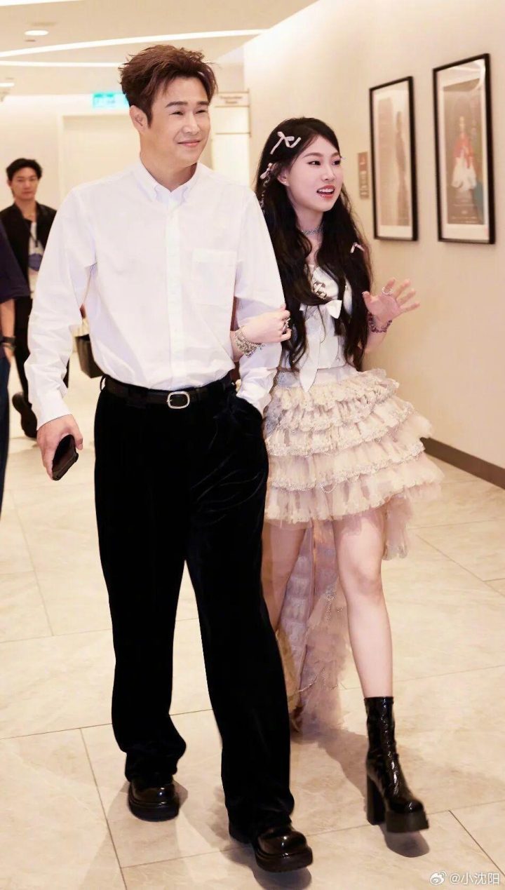 肖战、容祖儿、成龙、王力宏围观“吃瓜”:小沈阳父女互动遭抬下台-2 肖战、容祖儿、成龙、王力宏围观“吃瓜”:小沈阳父女互动遭抬下台-2