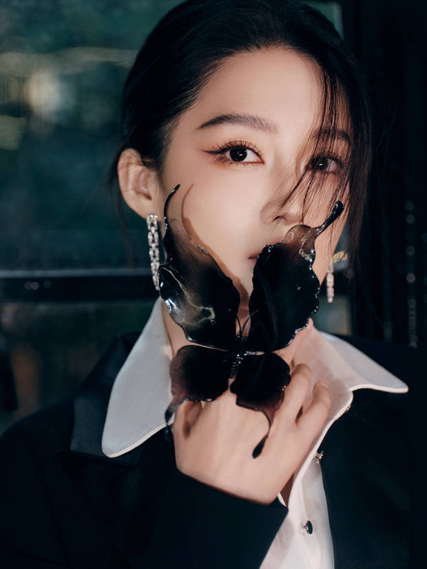 李沁黑色拖地西服裙，尽显华丽大气！-2