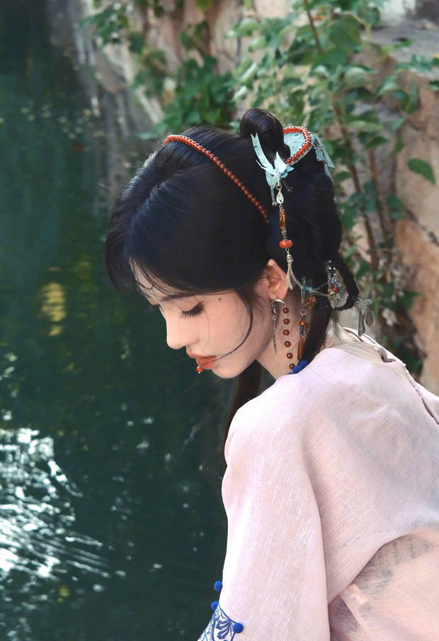 鞠婧祎粉裙俏皮《嘟嘴甜笑》展娇憨-1