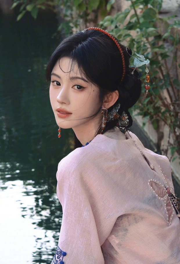 鞠婧祎粉裙俏皮《嘟嘴甜笑》展娇憨-3