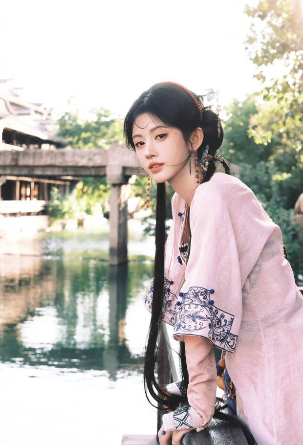 鞠婧祎粉裙俏皮《嘟嘴甜笑》展娇憨-2