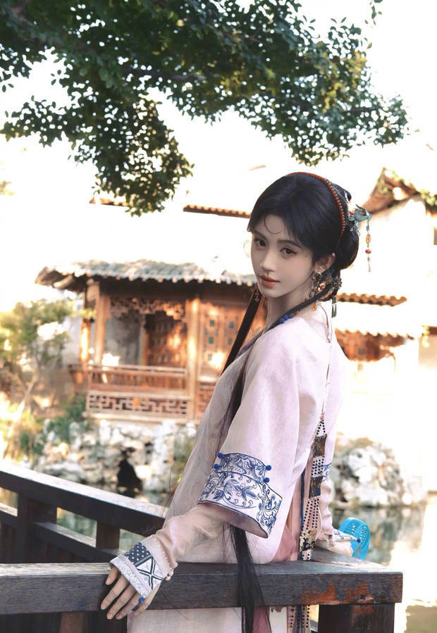 鞠婧祎粉裙俏皮《嘟嘴甜笑》展娇憨-4