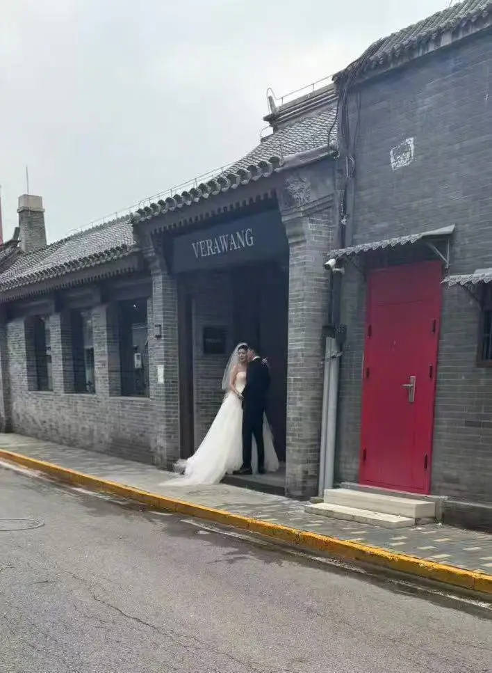 徐冬冬尹子维北京胡同“试婚纱”巧遇！-1