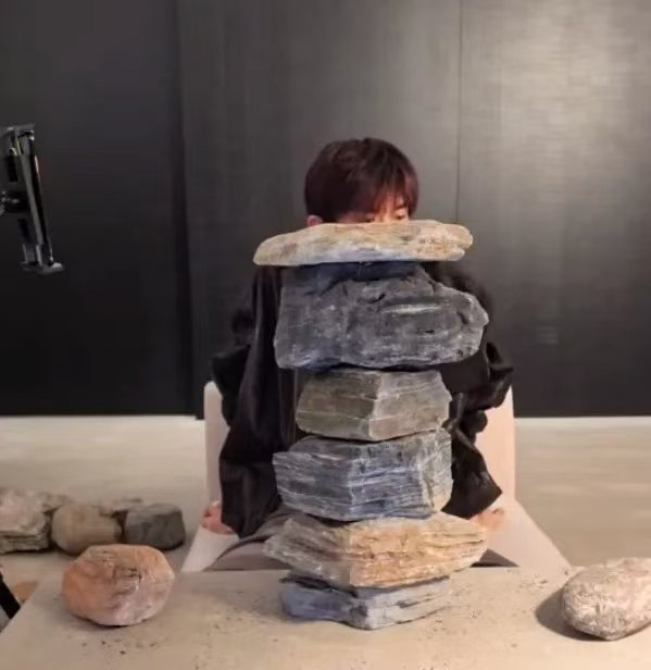 易烊千玺直播“垒石头” 17分钟观看破千万-1 易烊千玺直播“垒石头” 17分钟观看破千万-1