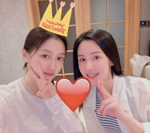 关晓彤晒照感恩陈都灵“甜蜜投喂”:《谢谢嘟嘟的蛋糕》-1 关晓彤晒照感恩陈都灵“甜蜜投喂”:《谢谢嘟嘟的蛋糕》-1