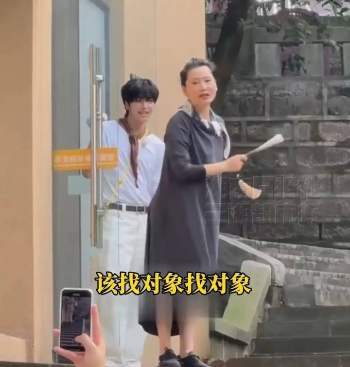 何赛飞温馨提醒粉丝：生活为重，追星之外也要恋爱！-2