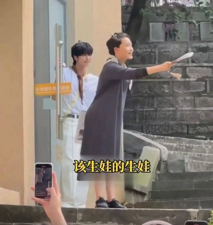 何赛飞温馨提醒粉丝：生活为重，追星之外也要恋爱！-1