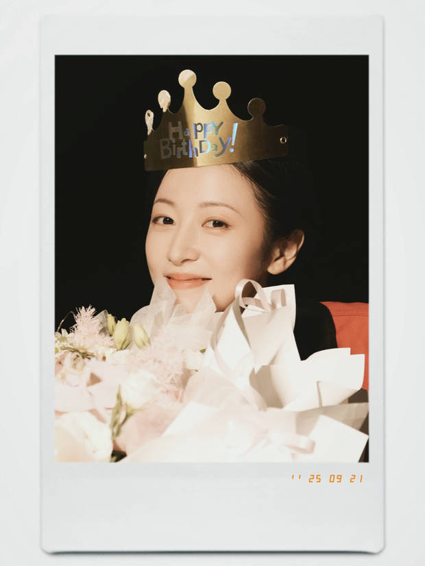 周雨彤31岁生日:鲜花在手,笑容灿烂,温暖治愈满分-3 周雨彤31岁生日:鲜花在手,笑容灿烂,温暖治愈满分-3