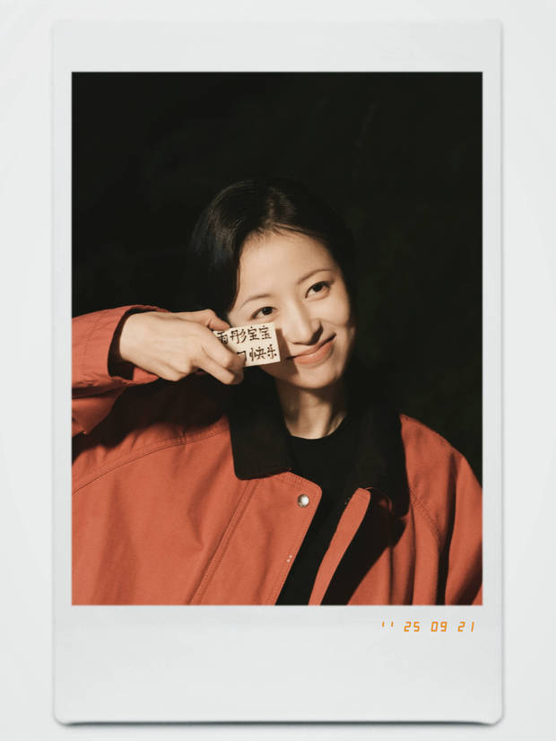 周雨彤31岁生日:鲜花在手,笑容灿烂,温暖治愈满分-2 周雨彤31岁生日:鲜花在手,笑容灿烂,温暖治愈满分-2