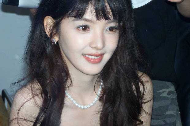 章若楠蓝色抹胸装甜满分,珍珠链添灵动少女气息-1 章若楠蓝色抹胸装甜满分,珍珠链添灵动少女气息-1