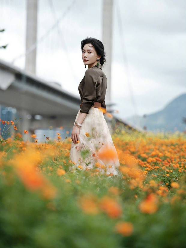 陈数秋日田园风写真:花海邂逅,知性优雅尽显-2 陈数秋日田园风写真:花海邂逅,知性优雅尽显-2