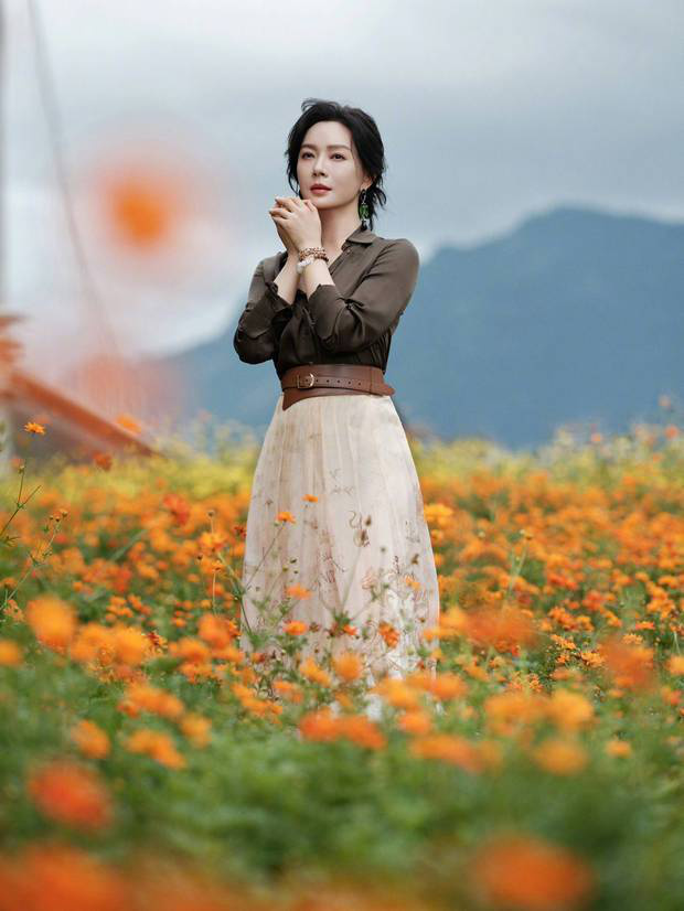 陈数秋日田园风写真:花海邂逅,知性优雅尽显-3 陈数秋日田园风写真:花海邂逅,知性优雅尽显-3