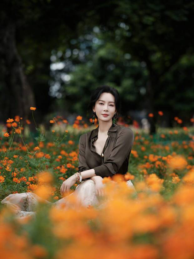 陈数秋日田园风写真:花海邂逅,知性优雅尽显-1 陈数秋日田园风写真:花海邂逅,知性优雅尽显-1