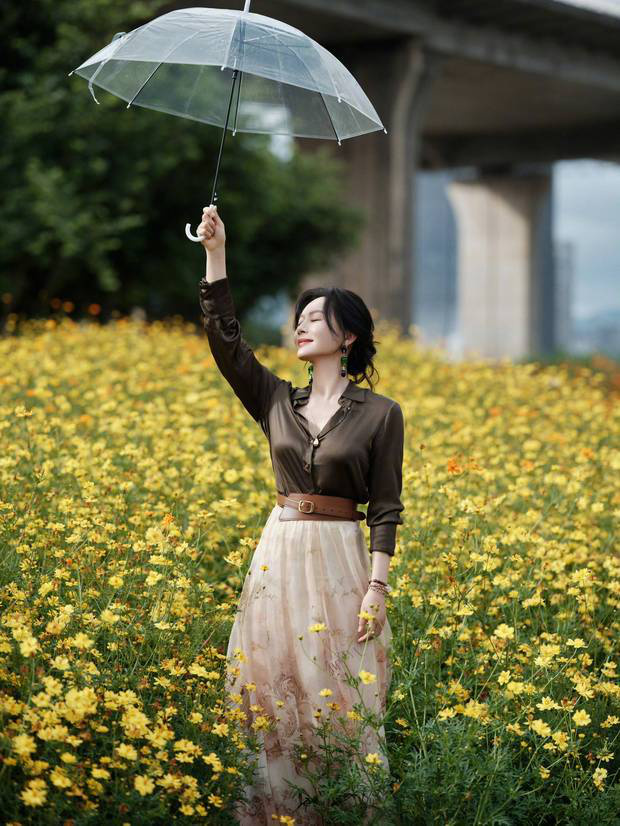 陈数秋日田园风写真:花海邂逅,知性优雅尽显-4 陈数秋日田园风写真:花海邂逅,知性优雅尽显-4